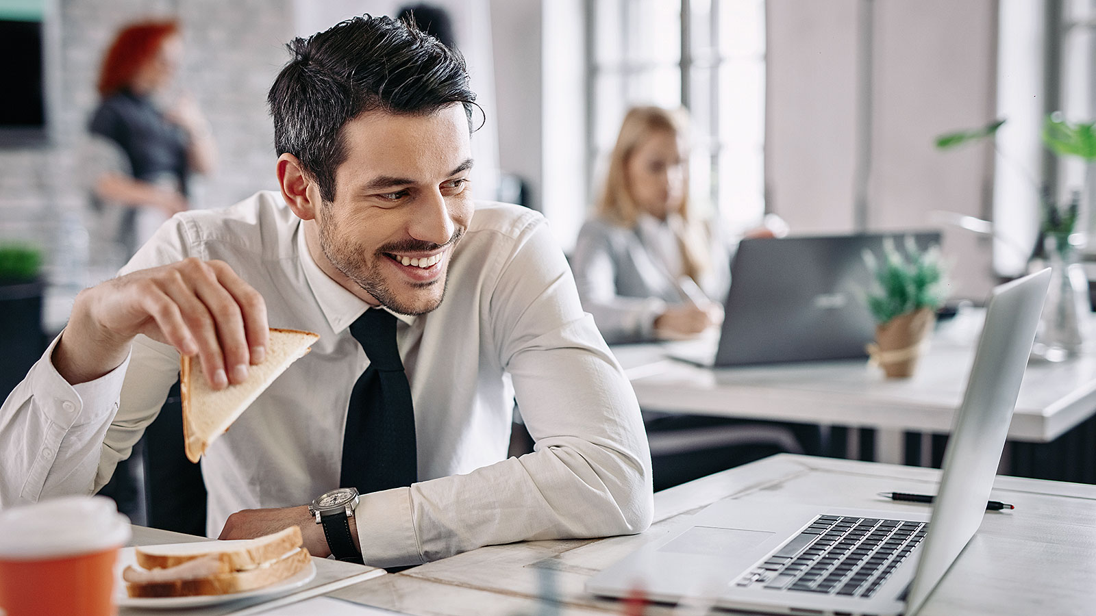 Sonrisas en el Trabajo: La Importancia de Ambientes Laborales Sanos y la NOM-35 en México