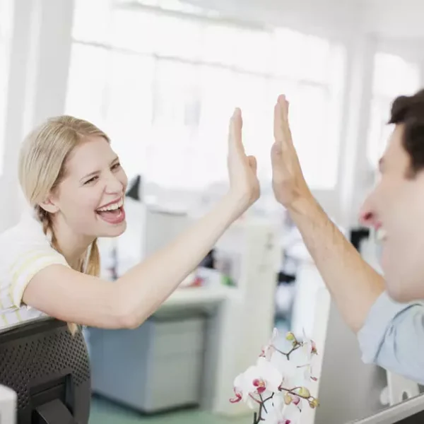 Empleados-que-tienen-una-amistad-en-el-trabajo