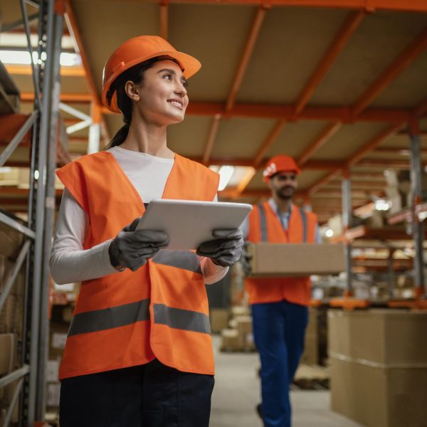 personas-en-equipo-de-seguridad-trabajando